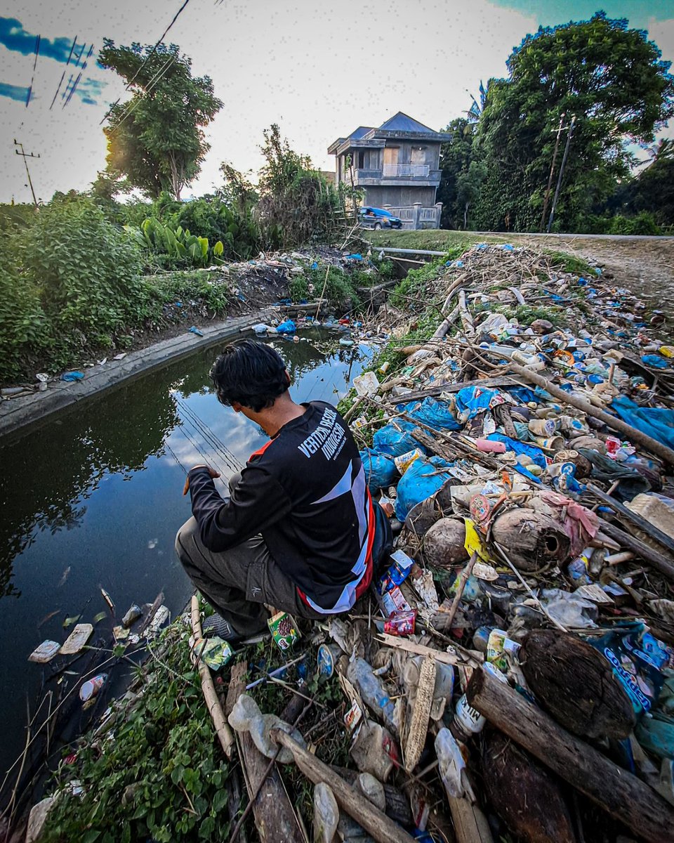 Senang aja duduk, jadi pingin bersihin secepatnya.

#ayobersihsampah
#pidiebersih
#pidiebebassampah
#ceritapidie