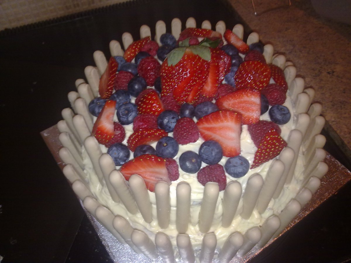 himehorn's tweet photo. Today's cake has some fruits but it also has little cruncher cakes around the outside. https://t.co/t1HnQzJyao