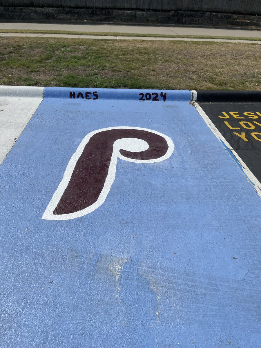 JaneneHaes's tweet photo. Senior parking spot in Fort Worth, TX representing @Phillies. https://t.co/NOBjhuiHSQ
