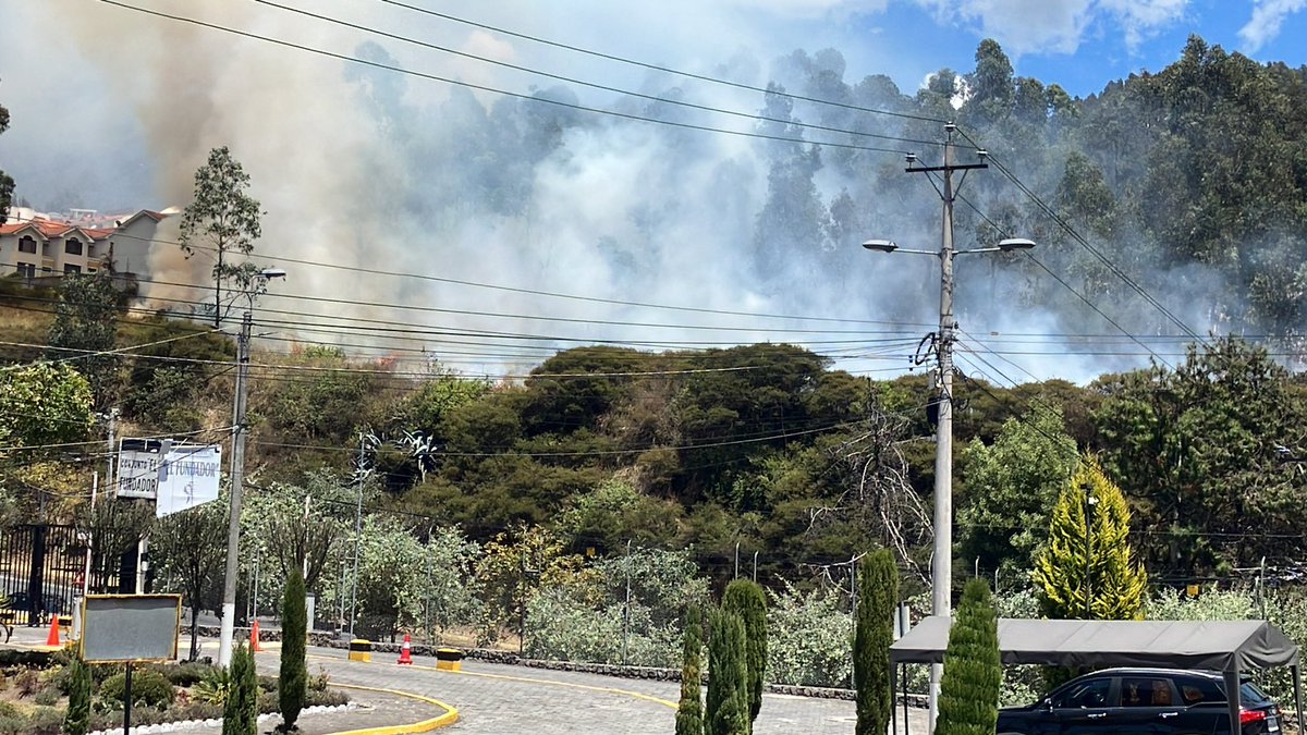 bellydancerxpre's tweet photo. #Incendio en la Av. Occidental por favor @BomberosQuito su ayuda urgente https://t.co/ezOYBWxC2E