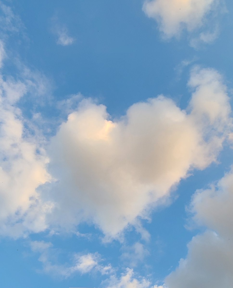 chibineko_pero's tweet photo. 暑いなぁーって 空を見たら
大きな Heart🤍 がありました。

茜色に染まる少し前  見つけた
小さな幸せ  大好きな人達にも
🤍  飛んでいけっ！

 #イマソラ じゃないけど
 #Heartcloud  #ハート雲 https://t.co/BXAhciaKwQ