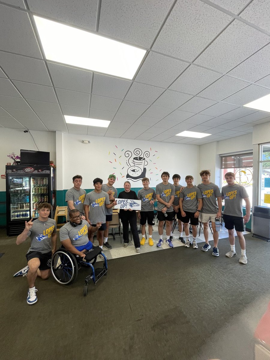 arnolddrew0's tweet photo. Also thank you to Daylight Donuts and Deterdings for their support of @UNKearney and @UNK_Athletics #herecomethelopers @loperwrestling https://t.co/5qgp2BylfW
