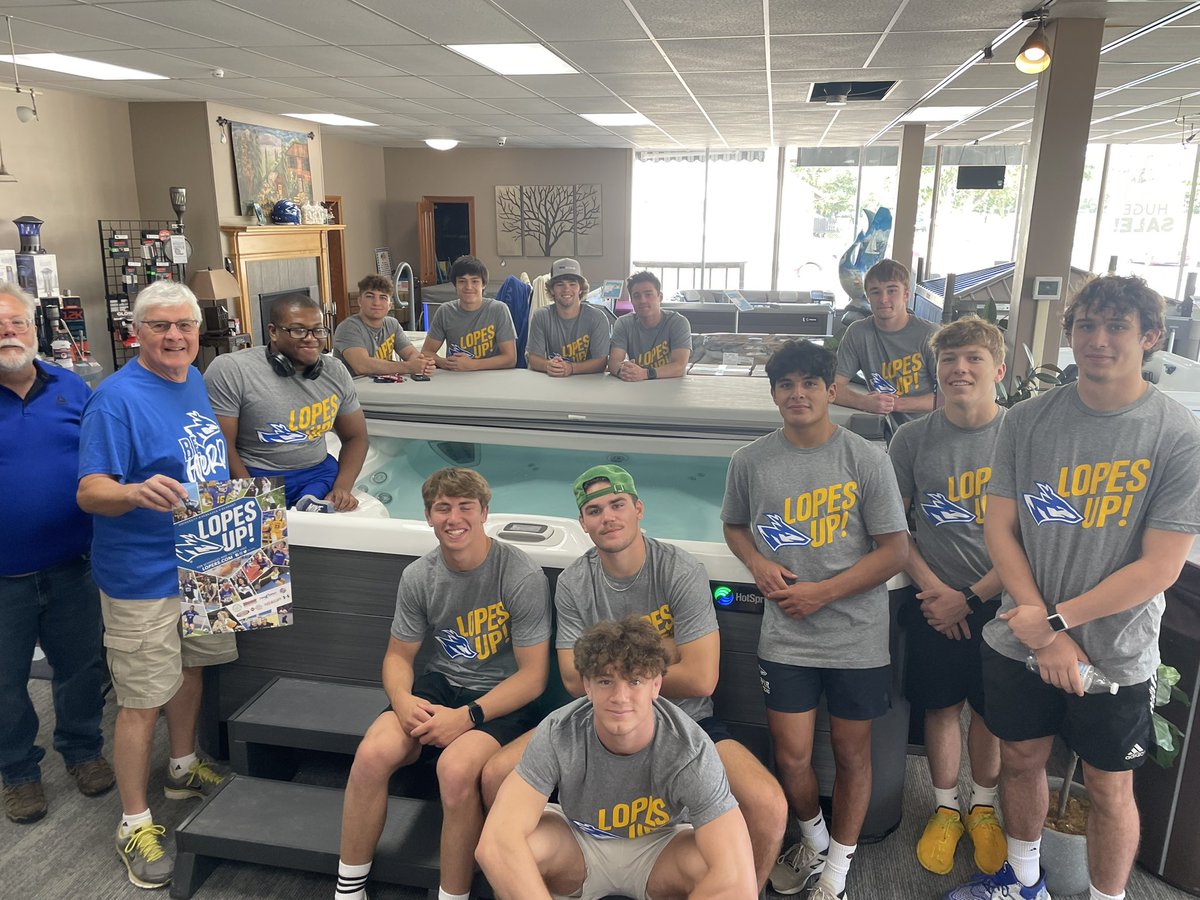 arnolddrew0's tweet photo. Also thank you to Daylight Donuts and Deterdings for their support of @UNKearney and @UNK_Athletics #herecomethelopers @loperwrestling https://t.co/5qgp2BylfW