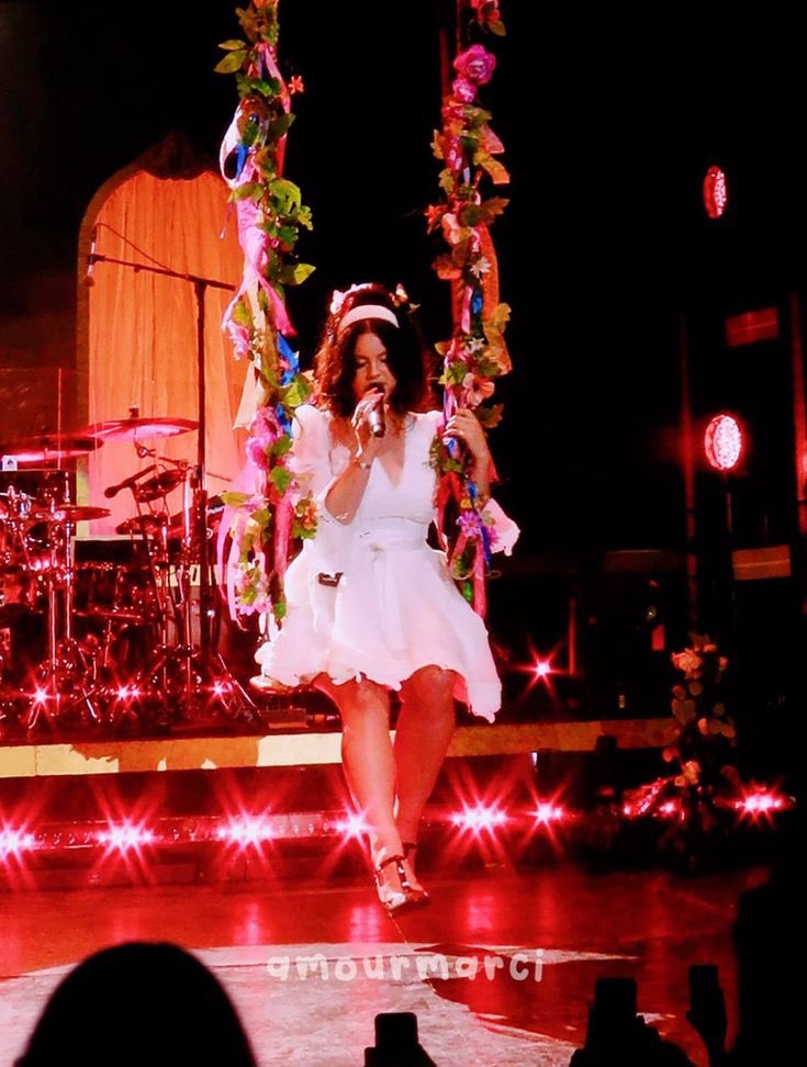 talesfromsole's tweet photo. Lana del Rey/ Lana lo rhum #MissReunion https://t.co/S1eSmYsk87