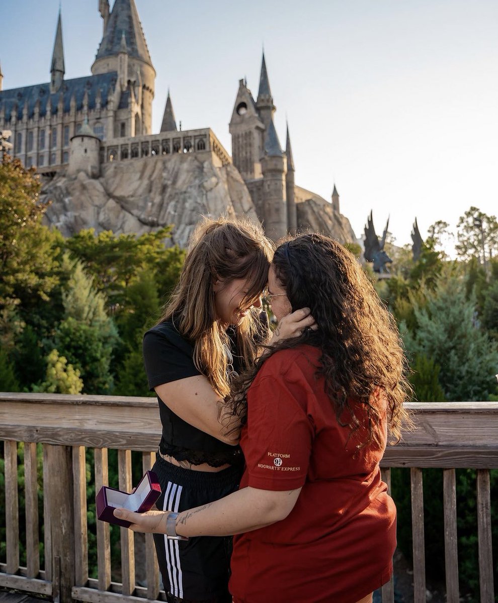 LINDAAAAAAAAS! 🩷

Marcela McGowan e Luísa Martins estão noivas. A médica foi pedida em casamento pela cantora no parque do Harry Potter.