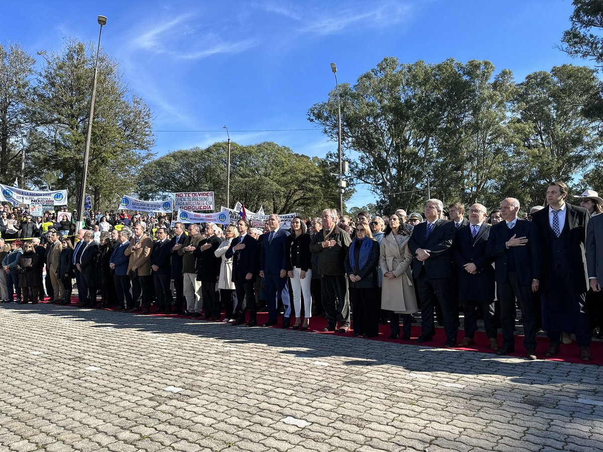 Luisaheber's tweet photo. En el departamento de Florida, estuvimos presentes en el acto y desfile en conmemoración del 198° Aniversario de la Declaratoria de la Independencia Nacional. https://t.co/4amdNglbHH