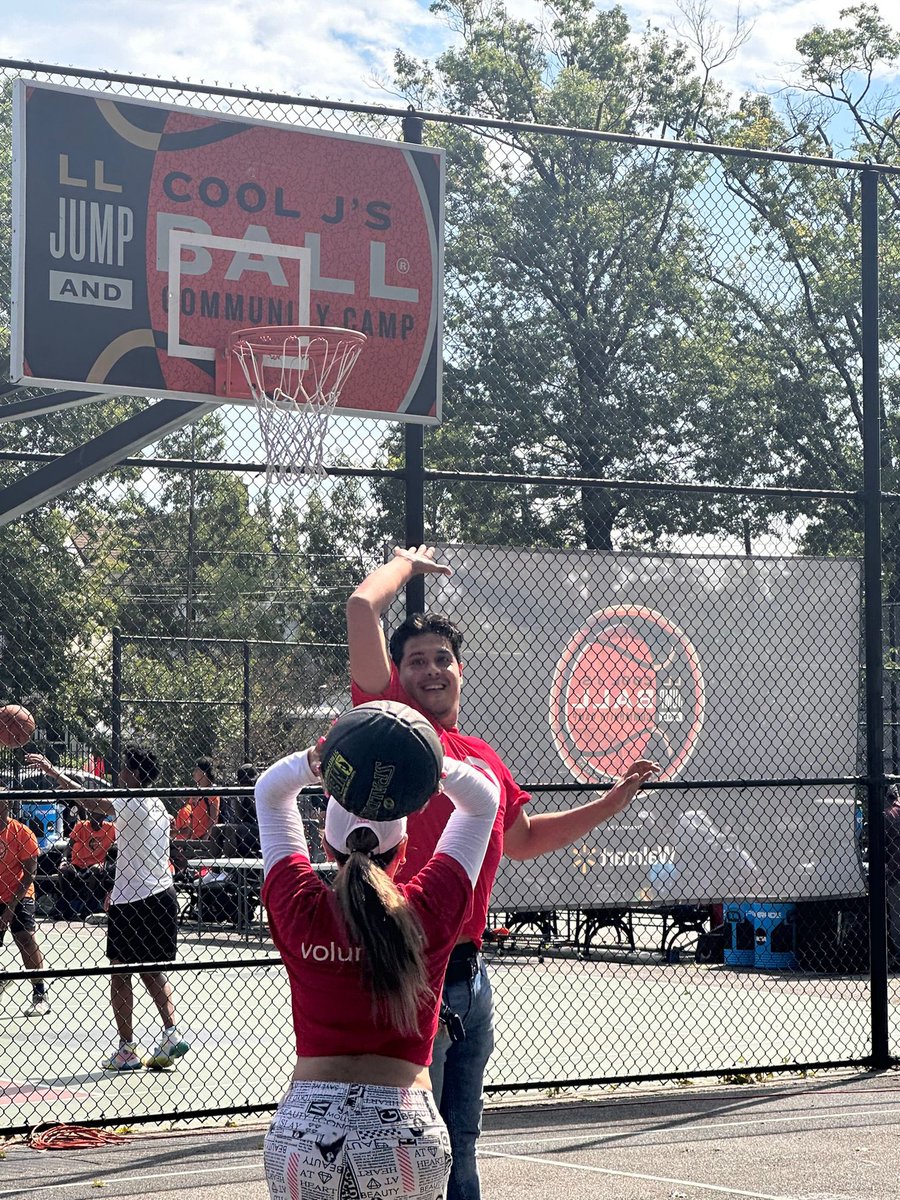 PaulaMa97106988's tweet photo. Such an eventful day, I had a blast playing basketball, my favorite sport as well as watching my coworkers play! https://t.co/pXxkH16Rka