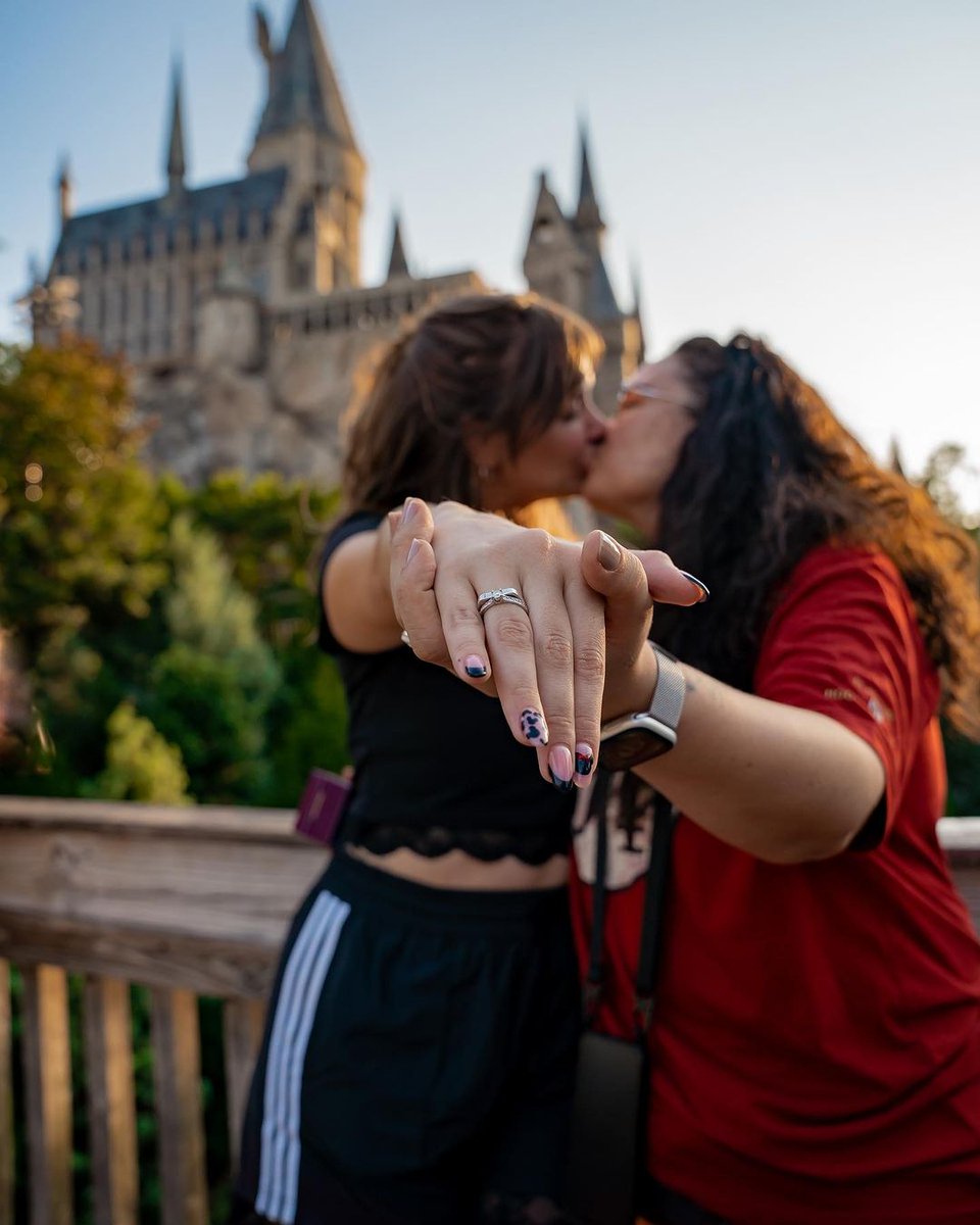 marcelamcgowan's tweet photo. Vamos casar!!!!!

Quando conheci a Lu um dos primeiros planos foi levar ela pra conhecer o castelo do Harry Potter (ela AMA o filme)! E foi nesse cenário aí que ela me surpreendeu com pedido mais doce do mundo! https://t.co/W3Qxq3oFJY