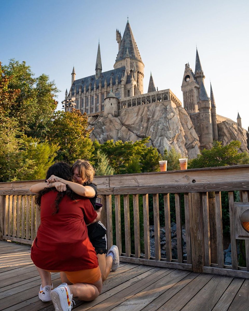 marcelamcgowan's tweet photo. Vamos casar!!!!!

Quando conheci a Lu um dos primeiros planos foi levar ela pra conhecer o castelo do Harry Potter (ela AMA o filme)! E foi nesse cenário aí que ela me surpreendeu com pedido mais doce do mundo! https://t.co/W3Qxq3oFJY