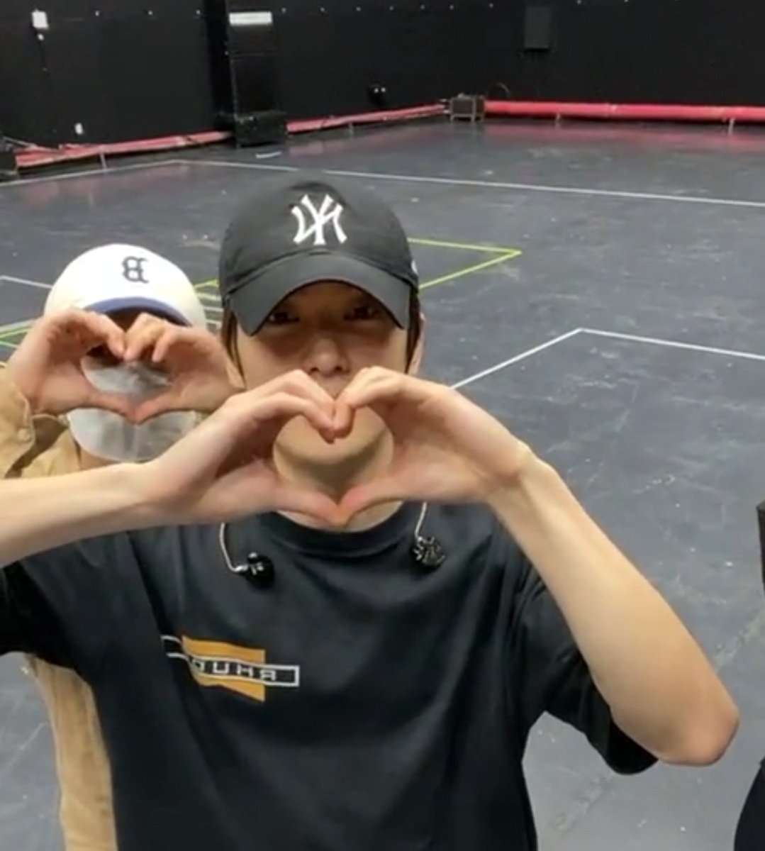 Giveaway time!
Cz Jaeren banyak moment! Aku beneran happy, and as my promise ~

🍑1 Album Glitchmode sealed
🦊1 Photopack Jaehyun sealed
🍑1 Photocard Renjun
🦊 Spay 50k for 2 winners

Rulles: like + rt + follow + reply anything 
To date: 31/8/23
Goodluck!