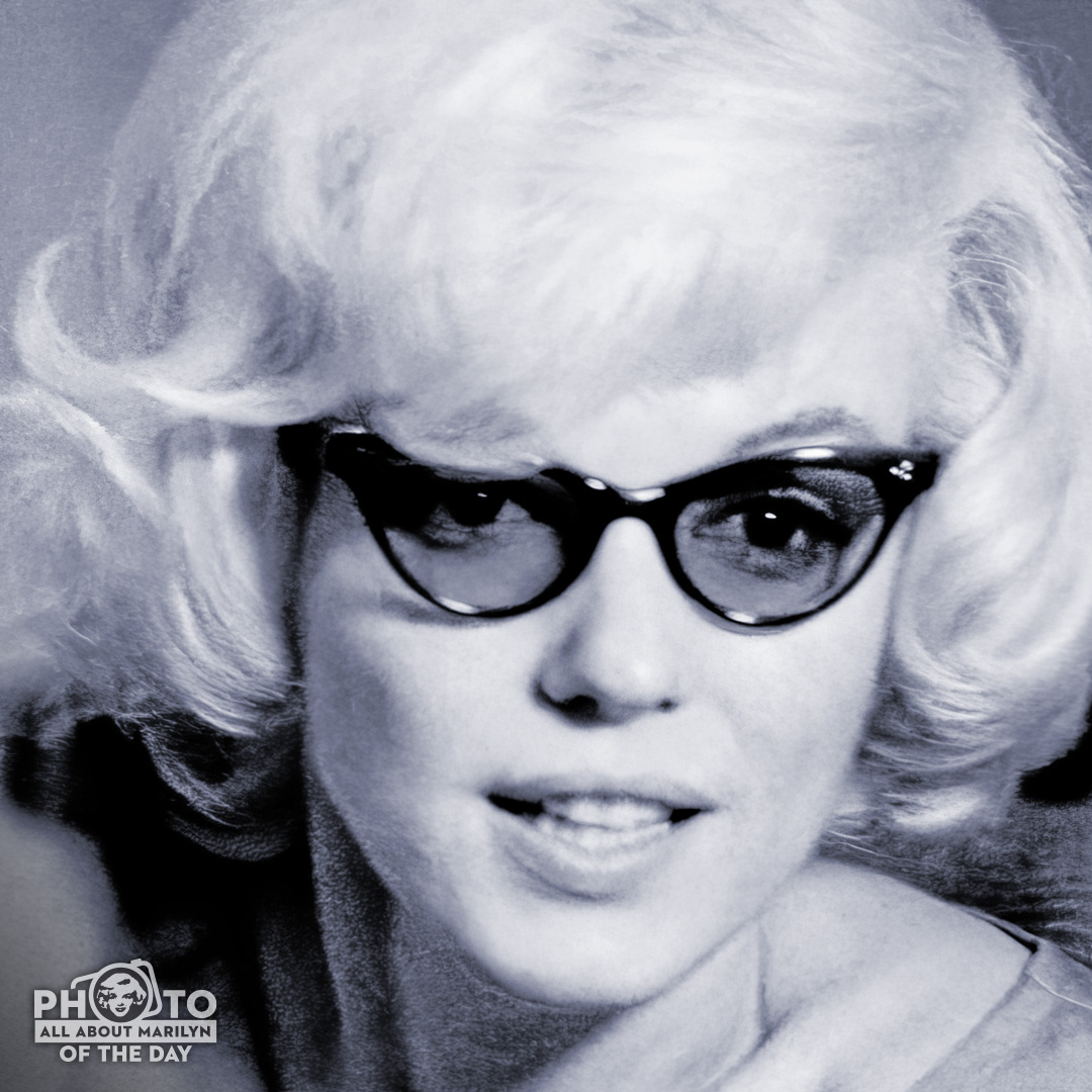 AllAboutMM's tweet photo. MARILYN MONROE #PhotoOfTheDay — A #rare shot of Marilyn rocking a pair of cat-eye #sunglasses. #vintageshades #sunnies💋.
#MarilynMonroeFans #AllAboutMarilyn #MarilynMonroe #MarilynMonroeMoment #VintageHollywood #MarilynMonroeStyle #vintageStyle #MarilynMonroephotos #Closeup https://t.co/oPum0FY39e