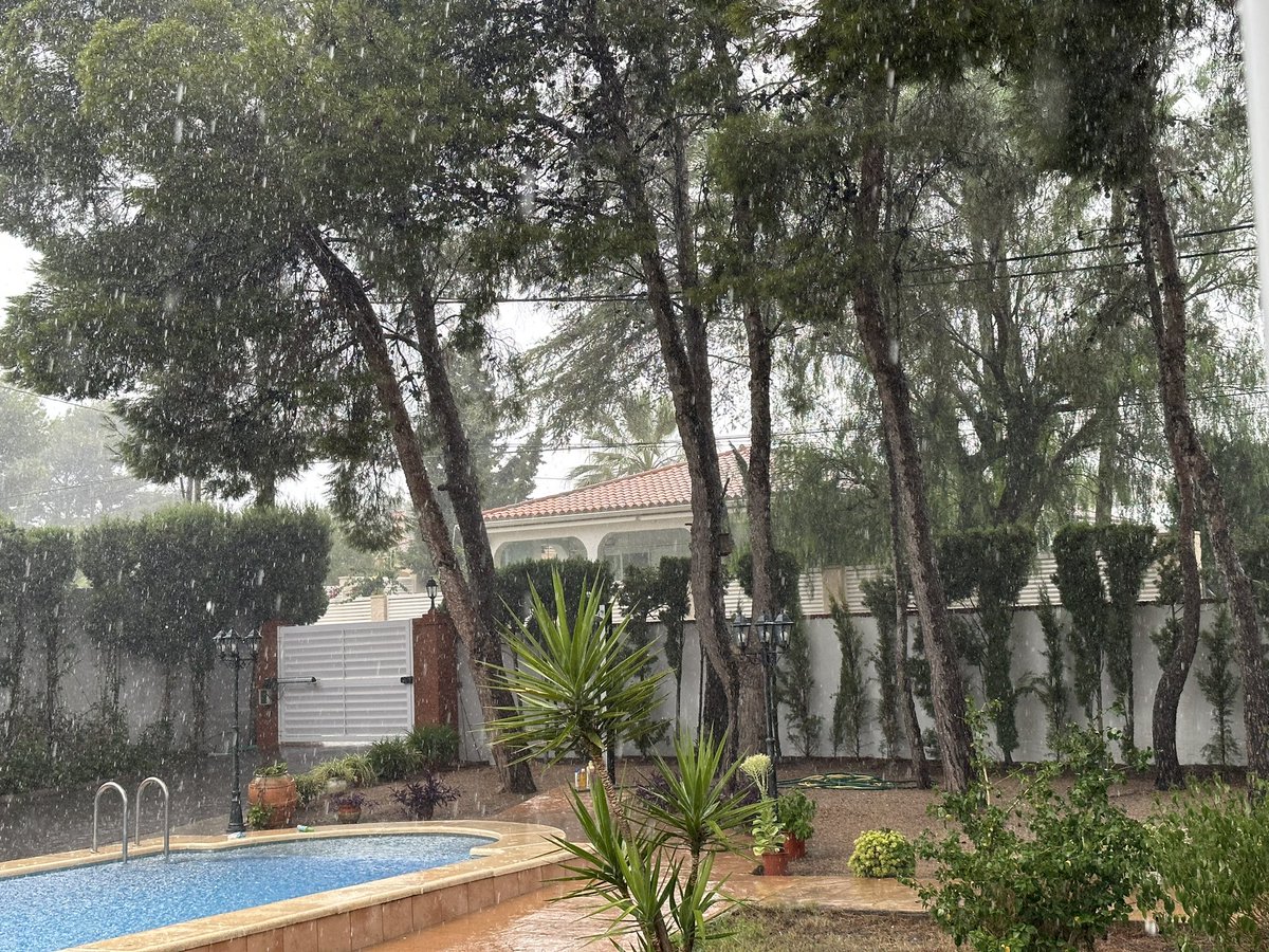 ThReddragon's tweet photo. Plou a Llíria @avamet @apuntoratge @AEMET_CValencia https://t.co/RbGGyY30wG