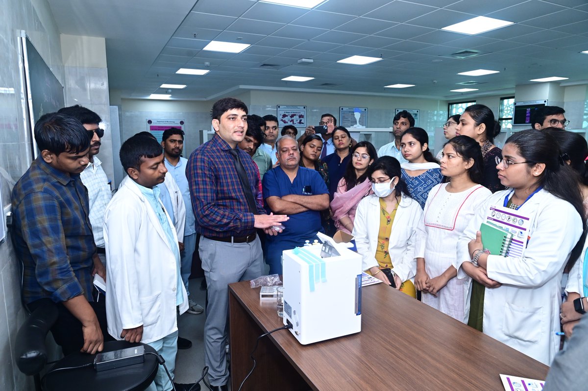 aiims_gkp's tweet photo. Glimpses from the second day of the Workshop on Basics of Molecular Techniques where latest molecular technology platforms were demonstated @surekhakishore @myogiadityanath @DrBharatippawar @mansukhmandviya https://t.co/sMa0mpLsi6