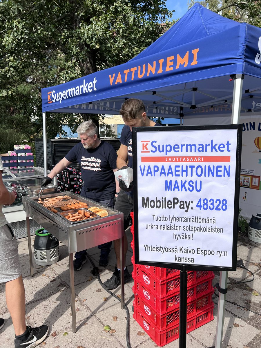 ksmlaru's tweet photo. Hikinen, mutta antoisa päivä. 
Lauttasaari-päivillä hoidettiin 2000 annosta grillin kautta 4 tunnissa💪 https://t.co/sS1BAbi7ej