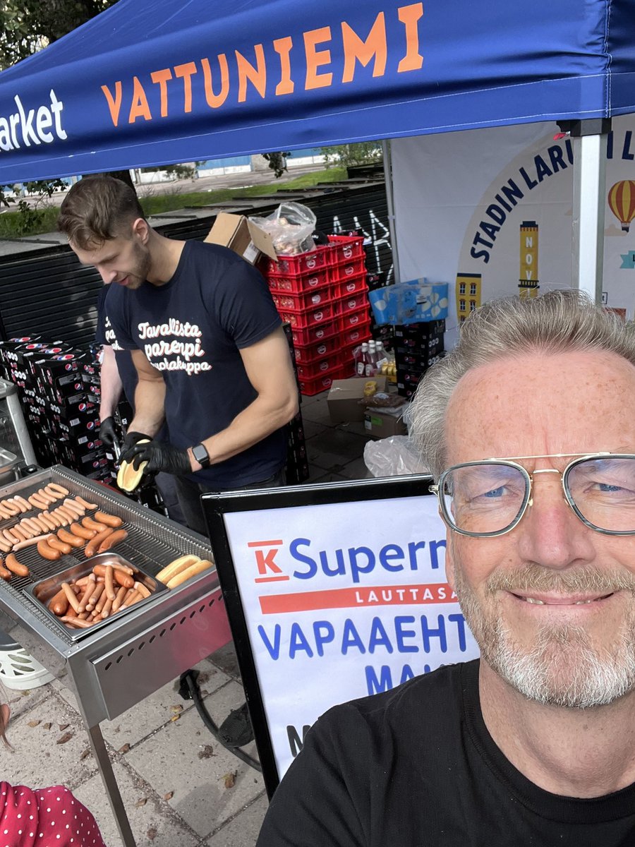 ksmlaru's tweet photo. Hikinen, mutta antoisa päivä. 
Lauttasaari-päivillä hoidettiin 2000 annosta grillin kautta 4 tunnissa💪 https://t.co/sS1BAbi7ej