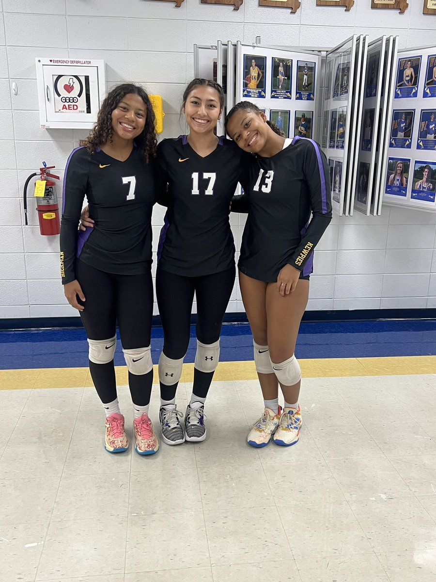 Vbrinkley08's tweet photo. Hickman Kewps first game of the season against Fatima, &amp; all three teams came with a clean sweep!! 💜🏐💛JV First set WIN: 25-22; Second set WIN: 25-14
Jaz killed it w/ her serves &amp; Nat and Kaylie had some amazing kills!! 😍@athletics_cps @KewpieVball @KewpAthletics https://t.co/Z8PNwRnkVX