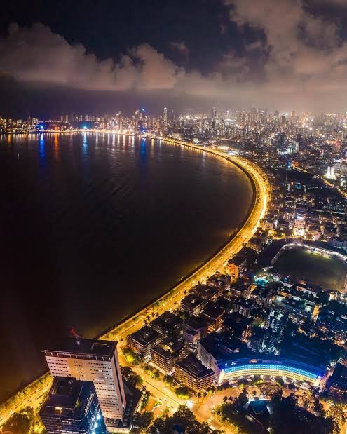 TAdventurousoul's tweet photo. Marine Drive, Mumbai 🇮🇳 https://t.co/lwtWAwiFEx