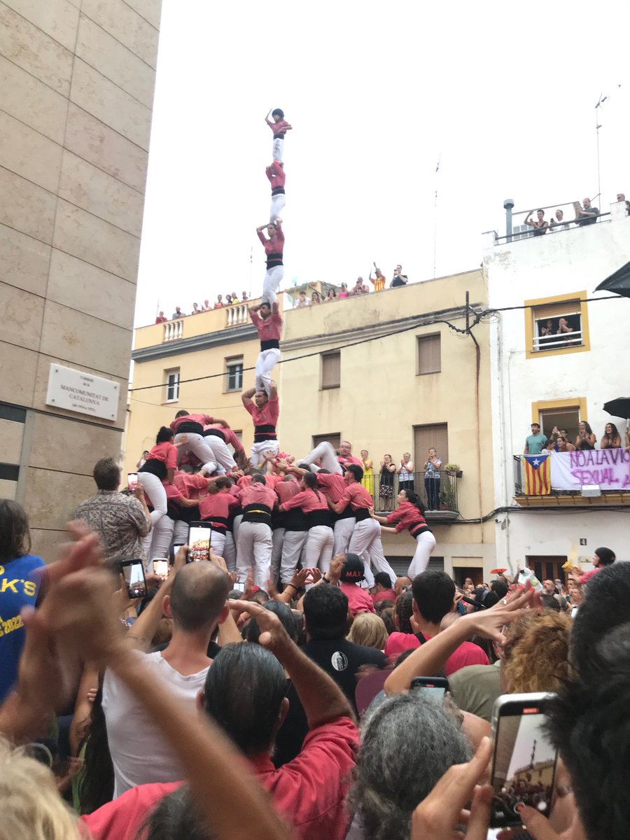 collavella's tweet photo. A la primera ronda al Catllar hem descarregat el 4 de 9 amb folre i pilar. #castells https://t.co/AfbTAvH6wR