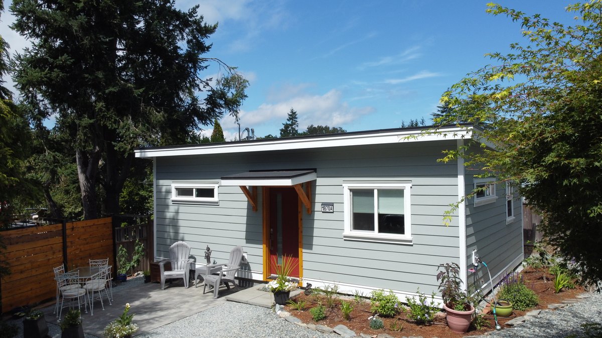 BackyardBungalo's tweet photo. Backyard Bungalows 500 Sq Ft Garden Suite (aka laneway house, carriage house, tiny home). Vaulted ceilings, 1 bed, 1 bath, open concept living/dining, tiled curbless shower, heated tile floor, built in cabinets in bedroom, HRV, and more! Video on YouTube https://t.co/bLf8atpffS https://t.co/nfRDXQcnJf
