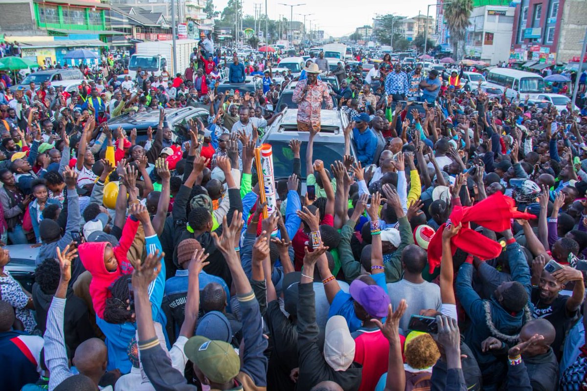 On their way to Nairobi from Enkasiti, Azimio leaders ⁦@RailaOdinga⁩ ⁦@MarthaKarua⁩ & Mwangi wa Iria stopped by Kitengela town where they addressed thousands of wananchi. They said Leaders should stop chest thumping and address issues raised by Kenyans.