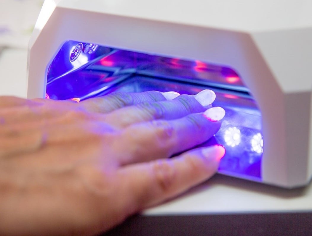 Bio_comunidad's tweet photo. _
Los secadores de esmalte de uñas pueden provocar cáncer.

Los científicos estudiaron estos dispositivos que emiten la luz UV y encontraron que su uso provoca la muerte celular y mutaciones cancerígenas en las células humanas.

Los dispositivos son comunes en los salones de belleza y generalmente utilizan un espectro específico de luz UV (340 a 395nm) para curar los esmaltes de gel.

Usando tres líneas celulares diferentes, queratinocitos de piel humana adulta, fibroblastos de prepucio humano y fibroblastos embrionarios de ratón.

Los investigadores encontraron que el uso de estos dispositivos de rayos UV durante una sesión de 20 minutos conduce a un 20 y un 30 % de muerte celular.

Y tres exposiciones consecutivas de 20 minutos causaron la muerte entre el 65 y el 70 por ciento de las células expuestas.

Los resultados del estudio muestran los efectos perjudiciales del uso repetido de estos dispositivos en las células humanas.

Pero se necesitaría un estudio epidemiológico a largo plazo antes de afirmar con certeza que el uso de estas máquinas aumenta el riesgo de cáncer de piel.

Sin embargo, el estudio concluye que el uso frecuente de estas máquinas de secado de uñas es potencialmente dañino para las células humanas.

DOI: 10.1038/s41467-023-35876-8

No olvides seguirnos  ❤️