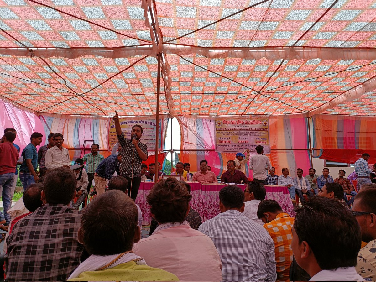 <a href="/TS_SinghDeo/">T S Singhdeo</a> जी अपनी मांगे रखना सभी का अधिकार है लेकिन हड़ताल के चलते अधिकारियों और सेवा प्रदाता #विद्युत_ठेका कंपनियों द्वारा आउटसोर्स कर्मचारियों पर सेवा समाप्त करने का दबाव बनाया जा रहा हे 
उस तरफ भी आप कृपया ध्यान दें 
विद्युत विभाग से आऊटसोर्स ठेका प्रथा बंद करो ,हडताल 2 दिन