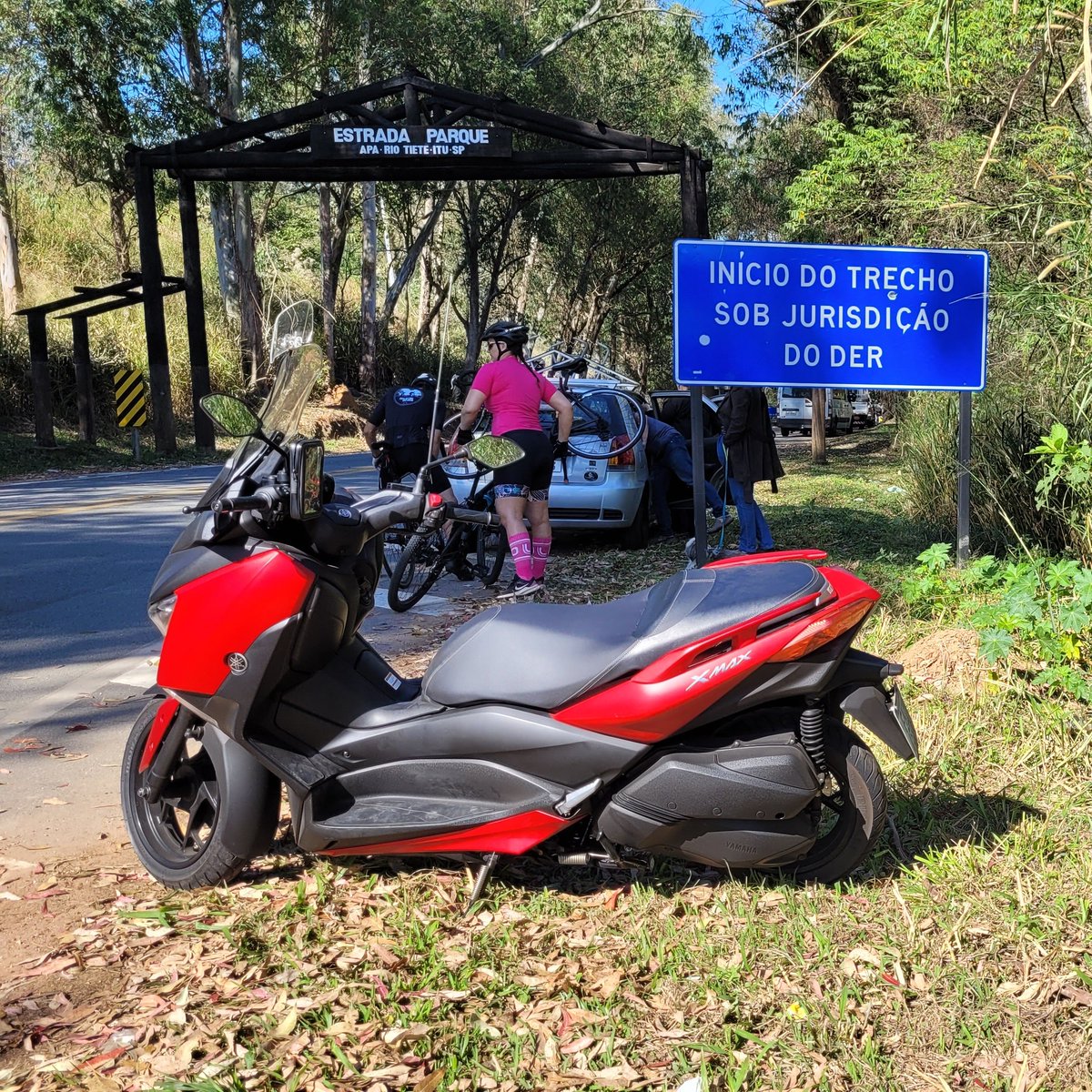 canalgaragem34's tweet photo. Registro quando cheguei com minha #yamahaxmax na famosa #estradaparque no portal de Itu. Uma bela viagem e que todos os vídeos já estão disponíveis no YouTube (link na Bio).
#viagemdescooter #estradaparque #yamaha #xmax250 #viagemdemoto #itu #garagem34 https://t.co/V6r8USkz37