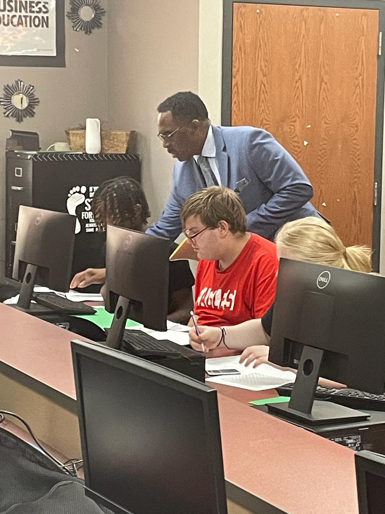Superintendent Reddick teaches a Consumer Math class one week before retirement.📚📝