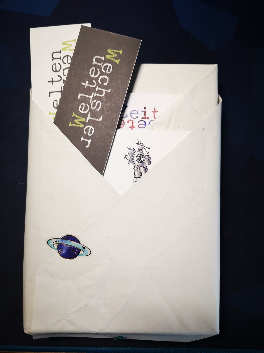 FrauNami's tweet photo. Hier ist heute Buchpost von @wanderkraehe angekommen.
Wunderschön verpackt und mit den passenden Goodies bestückt. Ihr findet mich dann lesend auf dem Balkon!
#Buchpost #Sammelsurium2 #WeltenWechslerGeschichten https://t.co/v5rDYK6Mjm
