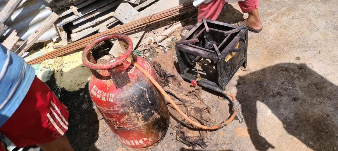 FireService_ANP's tweet photo. Major Fire🔥Averted on 26.8.23 in the  populated area of Dollygunj by Prompt Action of #FSGaracharma #FSAberdeen &amp; #FSChatham FireFighters.

03 Water Tenders &amp; 01 Water Bouzer rushed to the scene of fire which had occurred due to leakage in LPG Cylinder. https://t.co/eTA1nDd31B