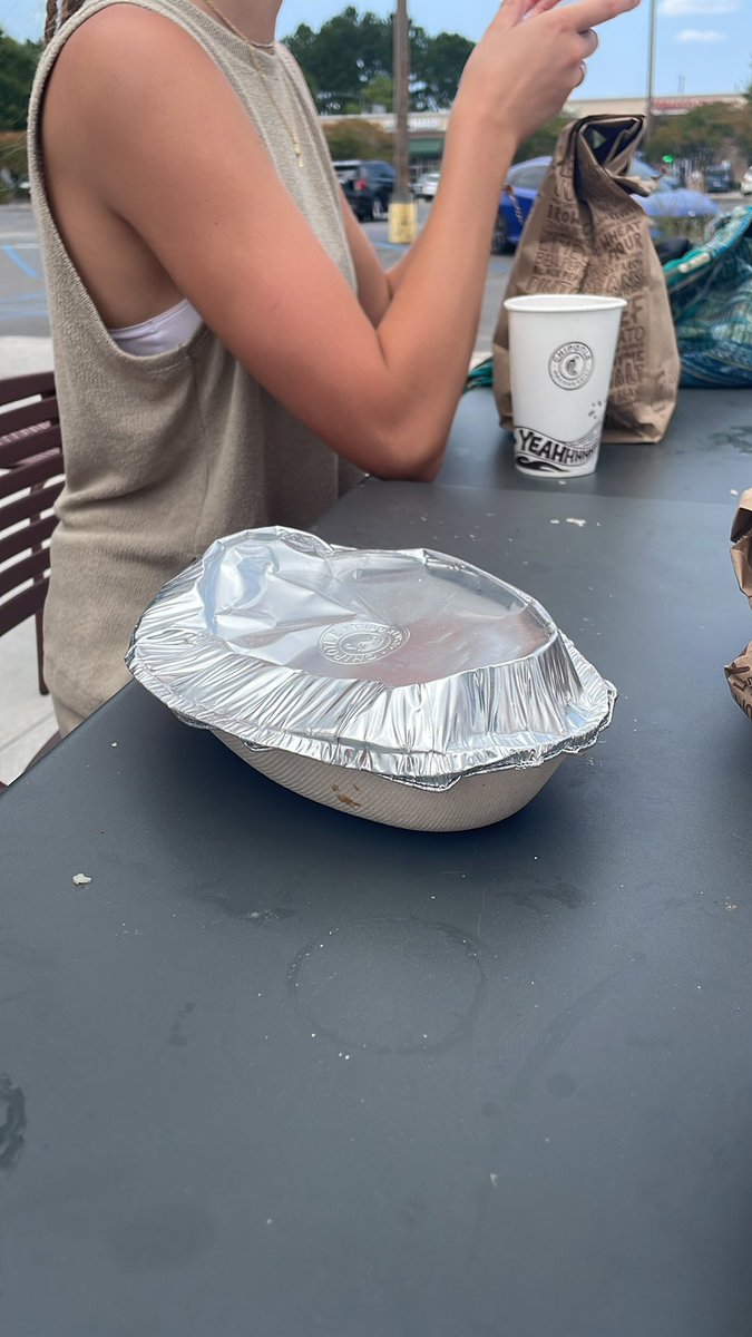 hannah_s35's tweet photo. @ChipotleTweets Get better lids. Please. https://t.co/maYmDMhcpc