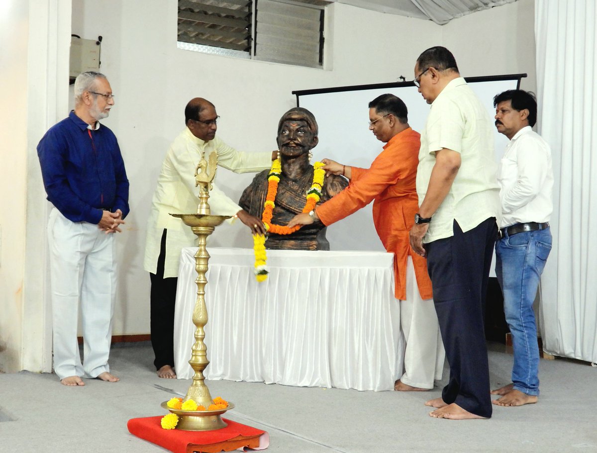 HinduJagrutiOrg's tweet photo. .@Ramesh_hjs, National Spokesperson of Hindu Janajagruti Samiti was felicitated today by Sakal Hindu Samaj (Ratnagiri) for his untiring efforts towards protection of Dharma.

On this occasion, he was presented with a shield & a picture of sword by businessman Shri. Tushar Devlekar.

During the event, Shri. Ramesh Shinde also addressed the audience on countering assaults on #HinduRashtra.