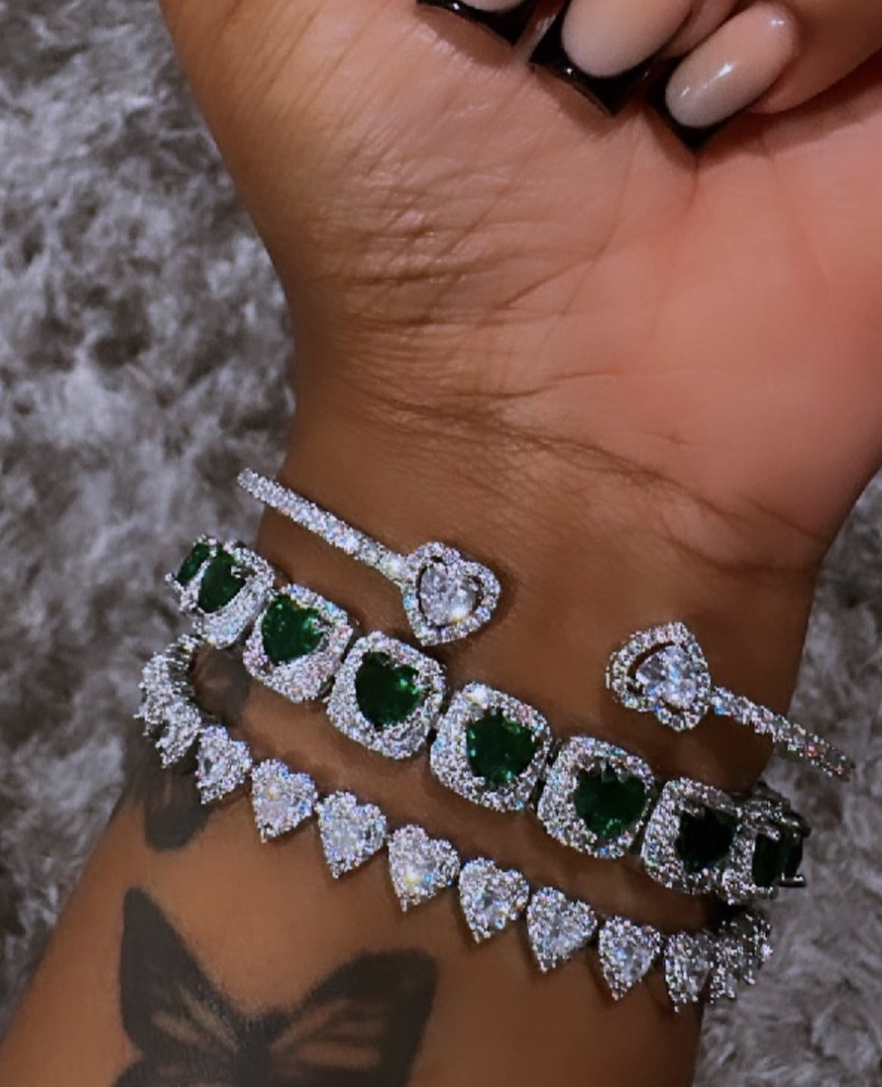 Therealteajah's tweet photo. emerald green my favorite 😍 https://t.co/BKFuLqGUCd