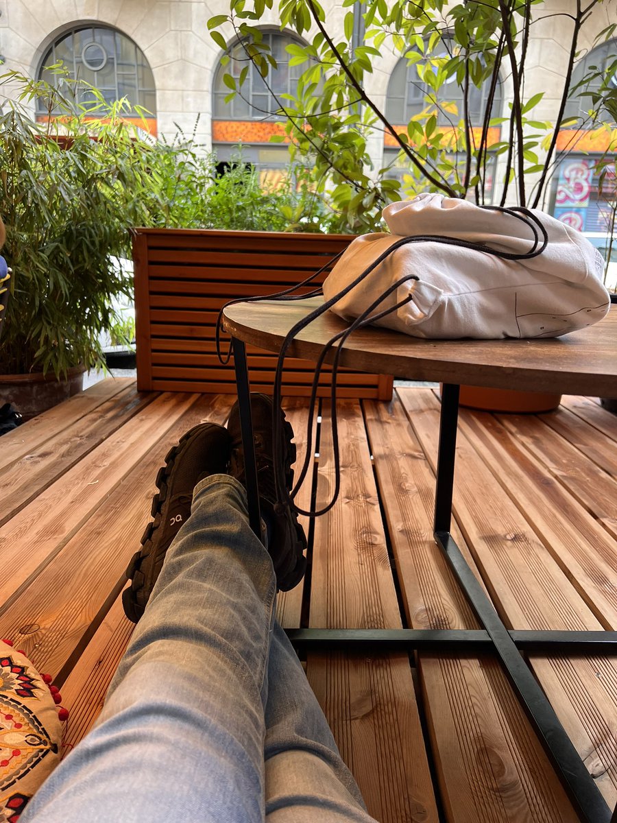 Humanpapers's tweet image. #Überfremdung Bar ZH. Ich: Hoi.

Welcome, die Kellnerin

Darf ich mich hier hinsetzen?

You want to sit?

Do you not speak German?

Sie, irritiert: I speak FR &amp;amp; EN

Alors en français, ich 🙄

EN ist nicht nur eine Fremdsprache, sondern auch eine Koloniale. Jetzt Spucke in Drink.