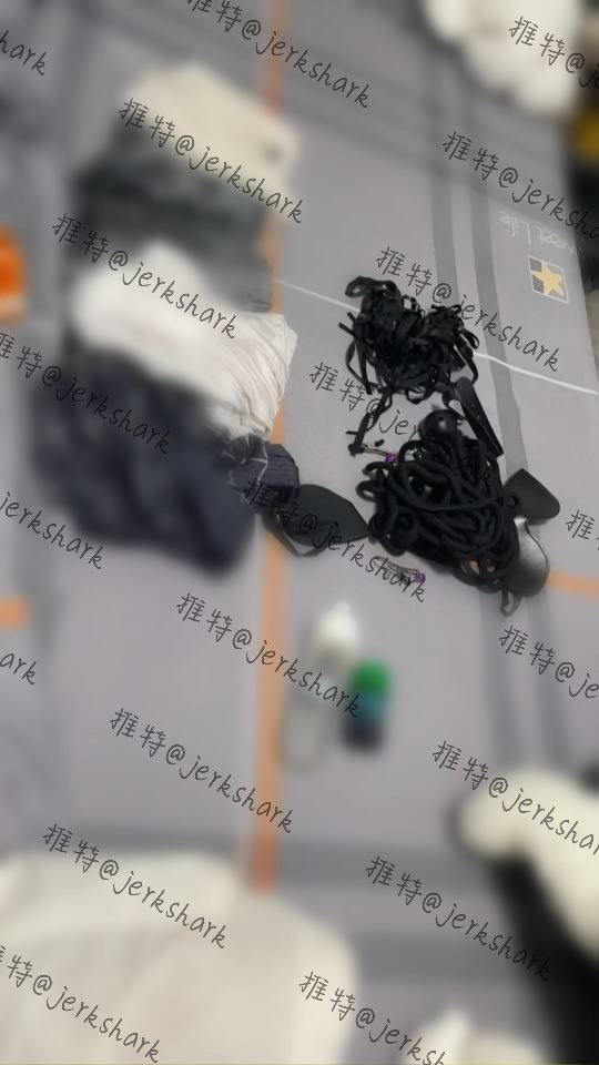 jerkshark's tweet photo. 骚狗初训记
#狗奴舔脚    #sm  #捆绑 https://t.co/JYfI1lZR70