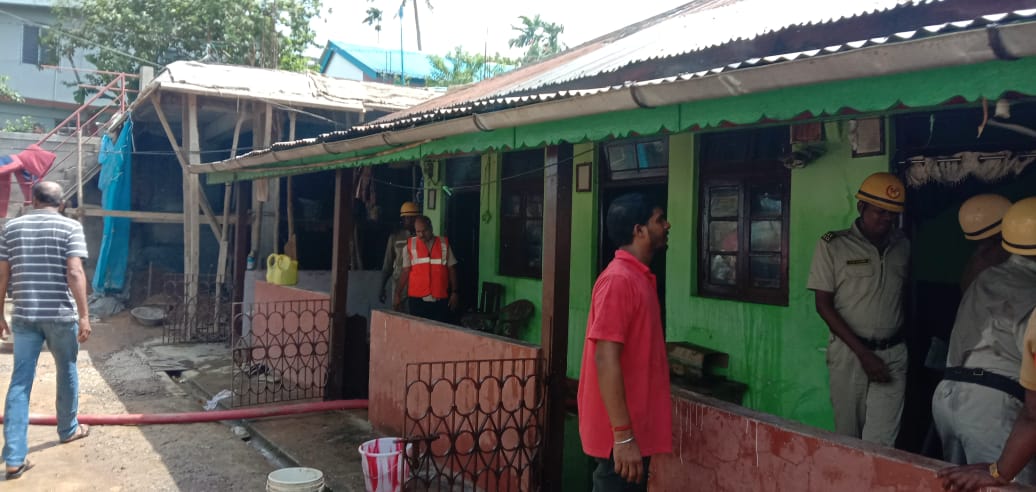 FireService_ANP's tweet photo. Major Fire🔥Averted on 26.8.23 in the  populated area of Dollygunj by Prompt Action of #FSGaracharma #FSAberdeen &amp; #FSChatham FireFighters.

03 Water Tenders &amp; 01 Water Bouzer rushed to the scene of fire which had occurred due to leakage in LPG Cylinder. https://t.co/eTA1nDd31B