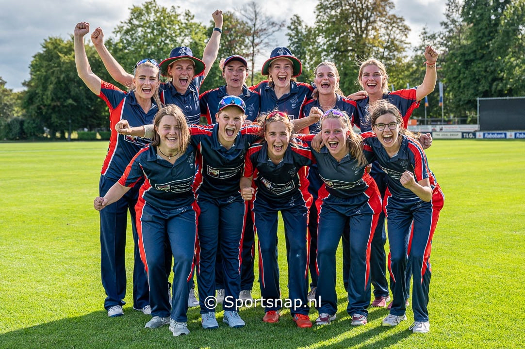 VoorburgCC's tweet photo. Landskampioen vrouwen en mannen!!!!.

🥳🥳🥳🥳🥳🥳🥳🥳🥳🥳🥳🥳🥳🥳

Fotos volgen. https://t.co/7sQtu3lYJN