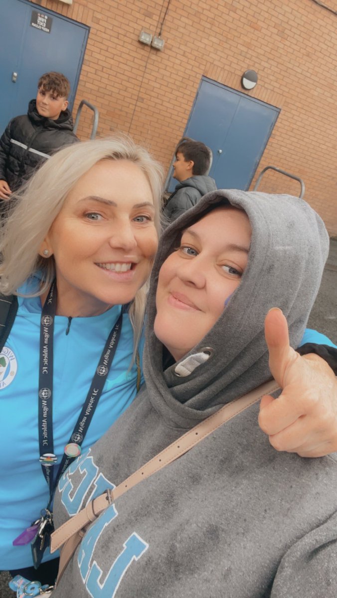 bbybump's tweet photo. @LaticsOfficial when you get a photo with staff #UTFT #wiganalltheway 💙🤍💙🤍 https://t.co/Dc6o8cvZgI