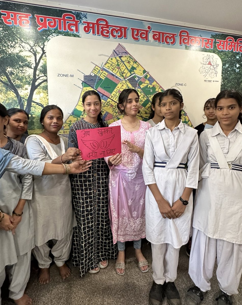 Dabas7Dabas's tweet photo. आज मैंने महिला समानता दिवस आसपास कि महिलाओं के साथ मनाया जिसमें कुछ स्कूल के बच्चों ने भी हिस्सा लिया और हम सबने अपने अपने अनुभव साँझा किये।
कि आज महिलाएँ कला से लेकर खेल के मैदान तक व्यापार से लेकर अंतरिक्ष तक अपनी क्षमताओं का परचम लहरा रही हैं।
@sah_for

#महिला_समानता_दिवस_2023 https://t.co/jZGRrRPHxk