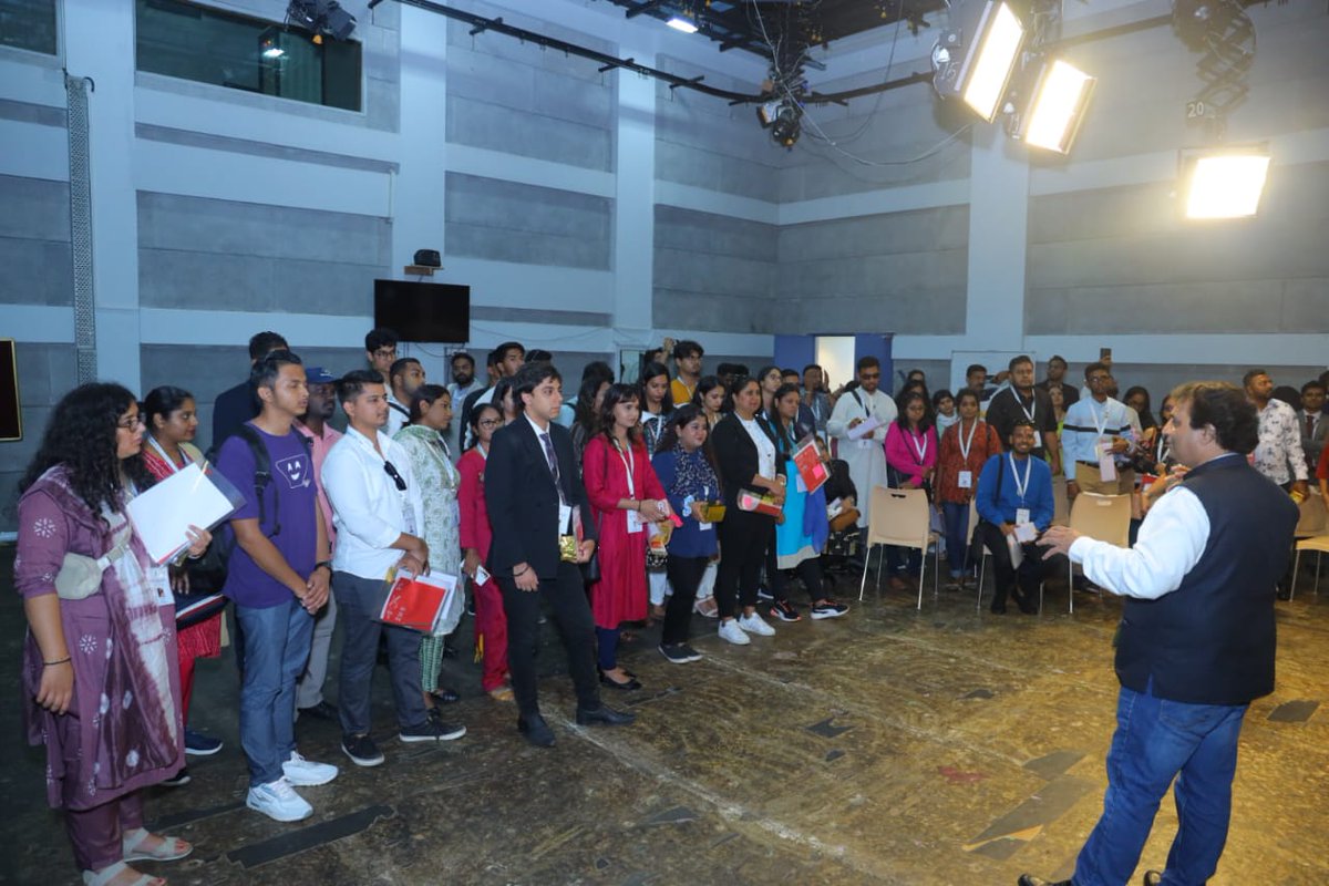 diaspora_india's tweet photo. Exploring India's higher education system, #67KIP attendees toured @symbiosis_fi. Greeted by Pro-Chancellor @vidya_symbiosis, they gained insights into the University, joined a #WarliPainting Workshop, and explored both Museums and Studios on campus. https://t.co/y5bySJ1gxo