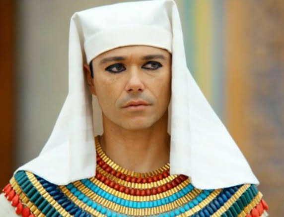 cristiane cardoso deve está explodindo de felicidade em poder realizar o seu sonho de estragar a santíssima trindade de minisséries da vivian. daqui uns anos ODM corre o risco de ser a próxima vítima 😝