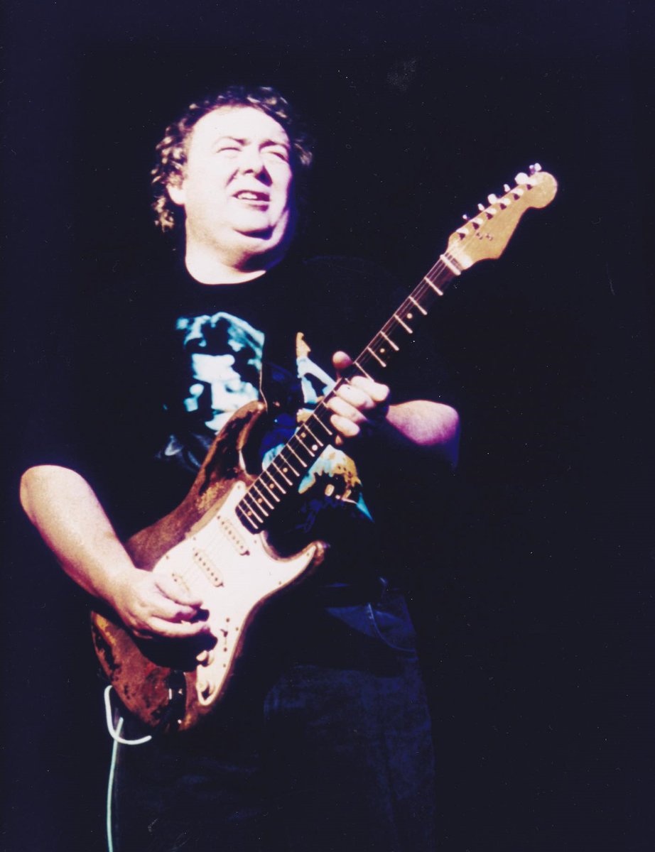 muerdekeroyo's tweet photo. #Straturday Donal Gallagher passed the legendary Strat from Rory to Bernie at Buxton Opera House in October 1996. He was the first guitarist to play the orphaned Stratocaster after Rory's passing #guitar #Fender #Stratocaster #FamousGuitars #RoryGallagher #RIPBernieMarsden ๐ค https://t.co/sGCLt17FXF