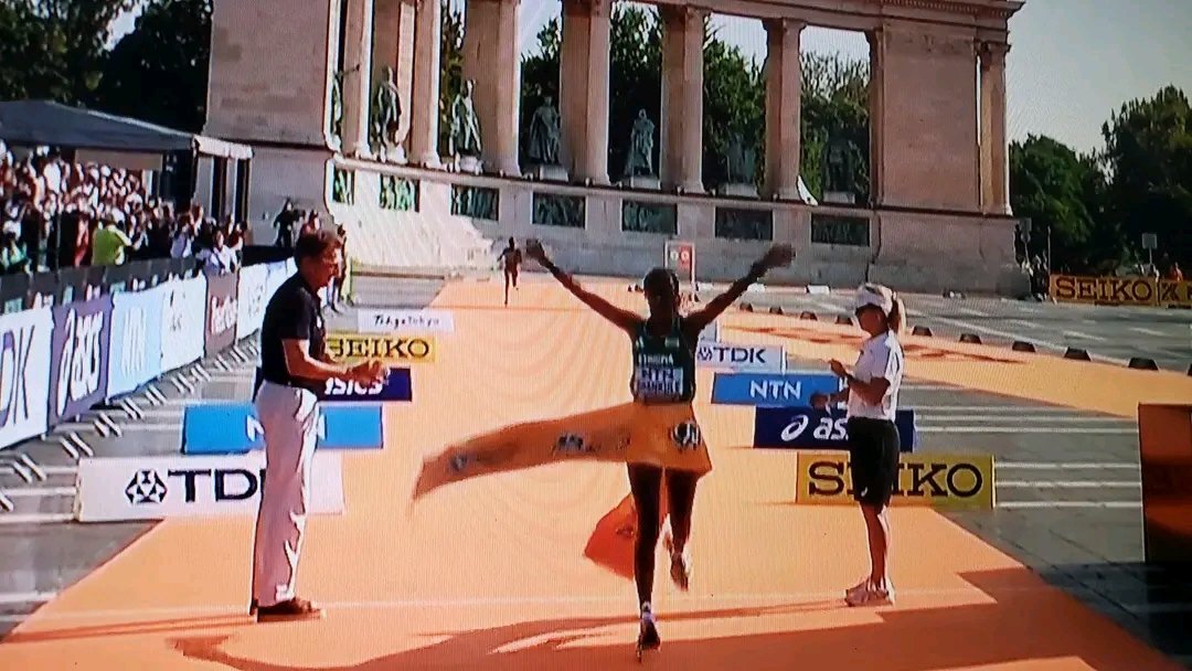 BonsoDekebo's tweet photo. #Aaga_Badhaadhaa!
Baga Gammanne!
Amane Beriso Shankule and her team won the merathone race at Budapest Hungary!
Congratulations!
አራንጏዴ ጎርፍ! https://t.co/CNW3SqZ6H8
