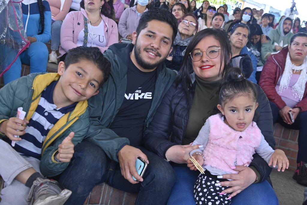 MauricioLizcano's tweet photo. El programa que presentamos en Bogotá @123PorTIC se desarrolla a través de charlas de sensibilización presenciales o virtuales, cursos virtuales de autoformación gratuitos y estrategias que pueden incluir el acompañamiento asistido de formadores del @Ministerio_TIC, así como la entrega de un kit digital pedagógico a los orientadores de las instituciones educativas del país. ¡El #GobiernoDelCambio promueve un uso seguro y responsable del Internet!