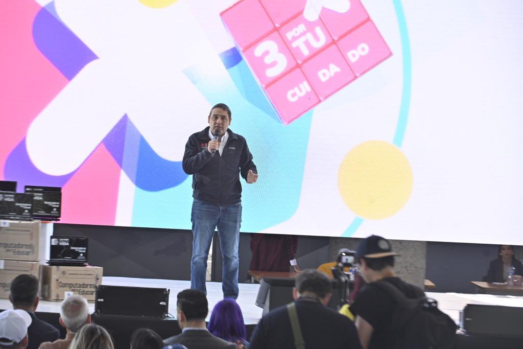 MauricioLizcano's tweet photo. El programa que presentamos en Bogotá @123PorTIC se desarrolla a través de charlas de sensibilización presenciales o virtuales, cursos virtuales de autoformación gratuitos y estrategias que pueden incluir el acompañamiento asistido de formadores del @Ministerio_TIC, así como la entrega de un kit digital pedagógico a los orientadores de las instituciones educativas del país. ¡El #GobiernoDelCambio promueve un uso seguro y responsable del Internet!