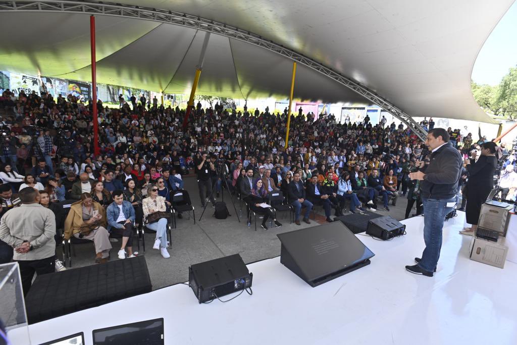 MauricioLizcano's tweet photo. El programa que presentamos en Bogotá @123PorTIC se desarrolla a través de charlas de sensibilización presenciales o virtuales, cursos virtuales de autoformación gratuitos y estrategias que pueden incluir el acompañamiento asistido de formadores del @Ministerio_TIC, así como la entrega de un kit digital pedagógico a los orientadores de las instituciones educativas del país. ¡El #GobiernoDelCambio promueve un uso seguro y responsable del Internet!