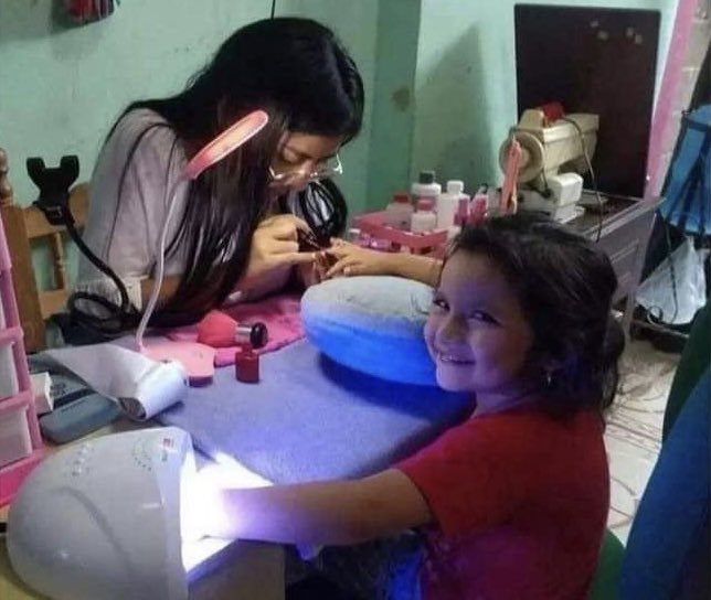 “el dinero no da la felicidad”
las mujeres cuando nos arreglamos las uñas