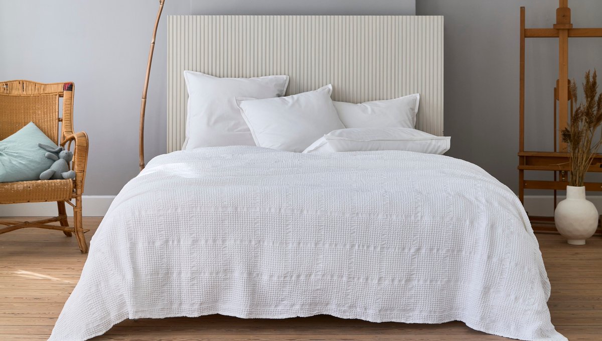 LiensLinnen's tweet image. Maak kennis met de Yogi plaid van Essix: Een aangenaam zachte katoenen sprei met verschillende texturen. Gemaakt van 100% katoen. Deze plaid voegt een vleugje elegantie en zachtheid toe aan je slaapkamer. 🤍

#lienslinnen #lienslinnenwinkel #essix #interieur123 #interior125