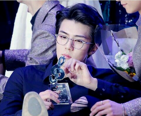 AyatExoYb's tweet photo. I love how good my biases looks  glasses 🤓 ☀_☀

#Sehun
#YanJun
#LeeKnow
#WangYibo https://t.co/LeQjg1XTVk