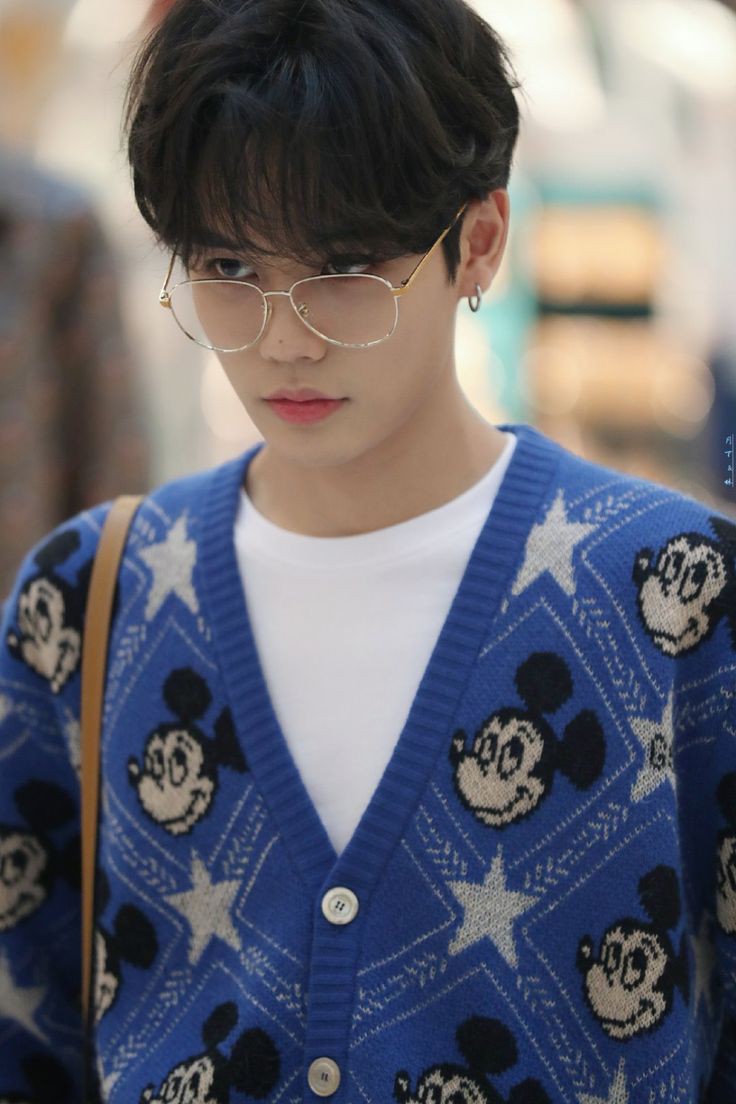 AyatExoYb's tweet photo. I love how good my biases looks  glasses 🤓 ☀_☀

#Sehun
#YanJun
#LeeKnow
#WangYibo https://t.co/LeQjg1XTVk
